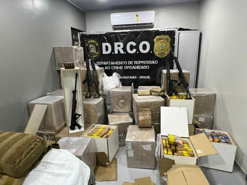 Mais de 1,5 tonelada de drogas e fuzis são apreendidos dentro de caminhão em Manaus