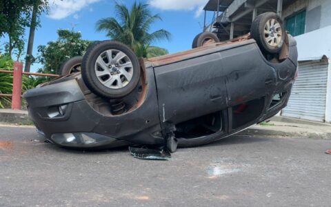 Duas pessoas ficam feridas após carro capotar no bairro Alvorada