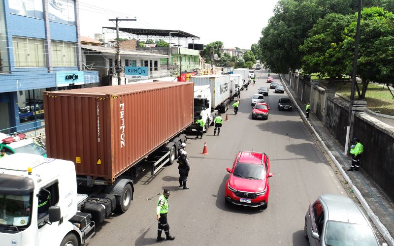 Veículos pesados desrespeitam lei e geram acidentes de trânsito em Manaus