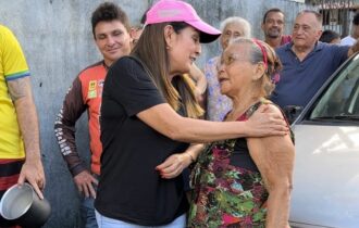 Glória Carrate volta a distribuir sopa para moradores no bairro Compensa
