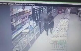 Criminoso rouba R$ 24 mil de loja de cosméticos e agride funcionária; vídeo