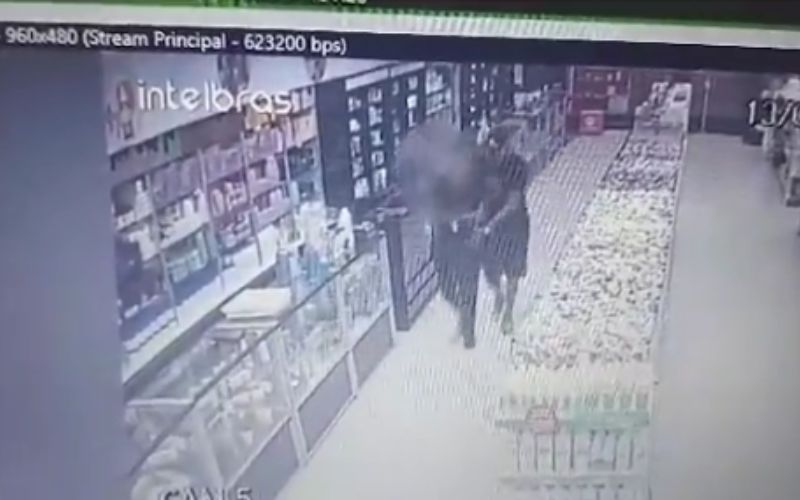 Criminoso rouba R$ 24 mil de loja de cosméticos e agride funcionária; vídeo