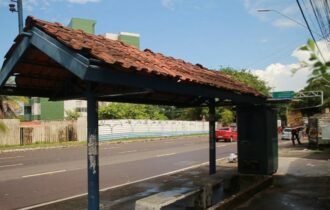 Homem e mulher são baleados em parada de ônibus em Manaus