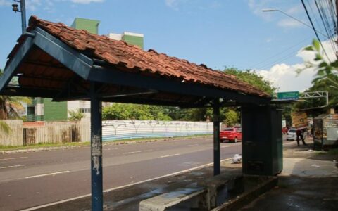 Homem e mulher são baleados em parada de ônibus em Manaus