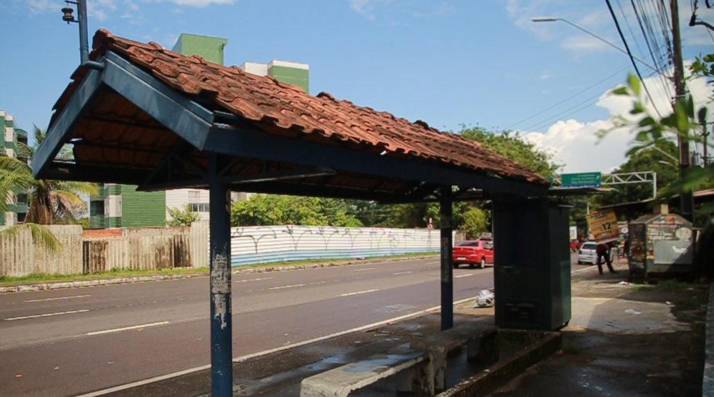 Homem e mulher são baleados em parada de ônibus em Manaus