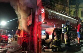 Incêndio atinge depósito de comércio em Manaus