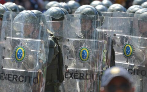 Lobby militar nos parlamentos fere democracia, alertam especialistas