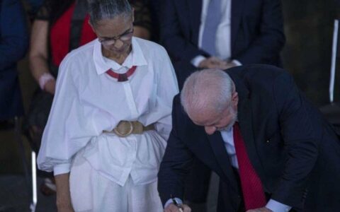 Lula assina plano contra desmatamento na Amazônia