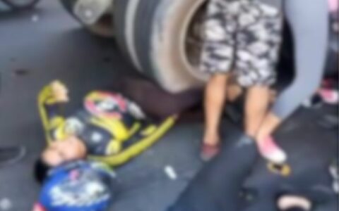 Motociclista fica preso debaixo das rodas de carreta em grave acidente no Coroado