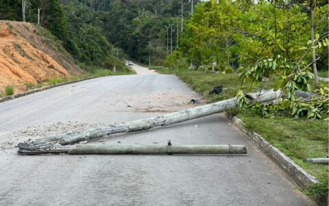 Motorista perde controle de carro e derruba poste na Avenida Tarumã