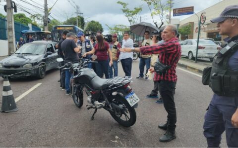 Mulher morre ao cair de motocicleta e ser atropelada por ônibus na Djalma Batista