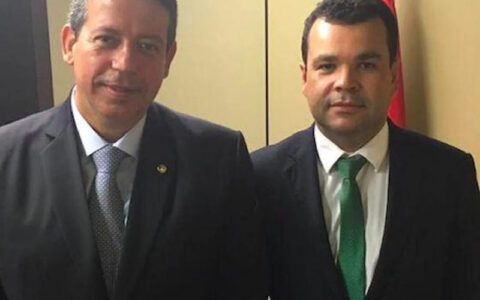 A Polícia Federal identificou, por meio de dados fornecidos pelo WhatsApp, ligações do ex-assessor do presidente da Câmara dos Deputados, Arthur Lira (PP-AL), com empresa acusada de desvirar recursos do Fundo Nacional de Educação (FNDE)
