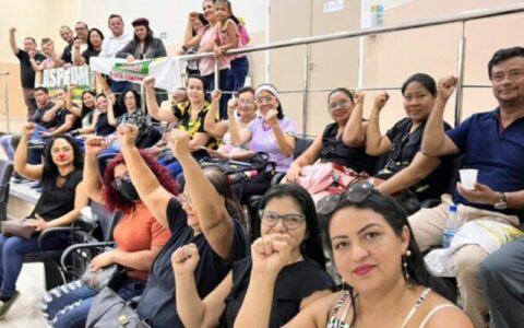 Profissionais da Educação de Manaus vão à CMM por causa de auxílio-alimentação