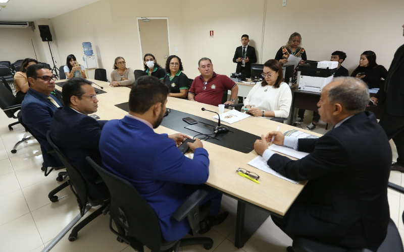Professores em reunião na CMM