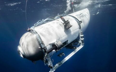Submarino que levava turistas para ver destroços do Titanic desaparece