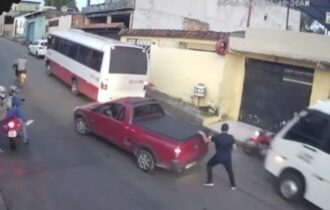 Vídeo: Micro-ônibus atropela dupla em moto e frustra assalto em Manaus