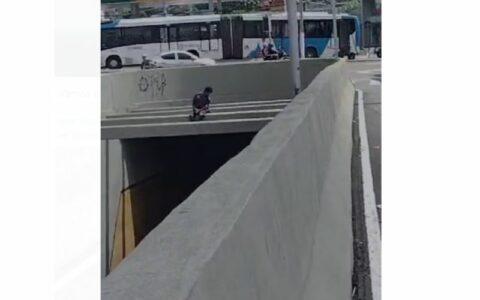 Vídeo: homem em 'alucinação' arrisca vida no complexo viário da Constantino