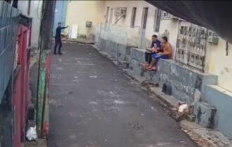 Vídeo: Homem atira em desafetos em beco da zona Centro-Sul de Manaus