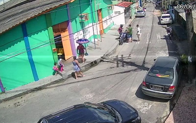 Vídeo: motorista de app tem moto levada por assaltantes na zona Leste