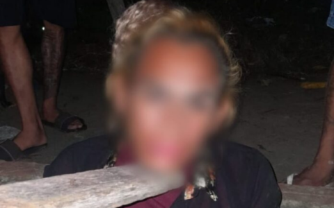 Vídeo: Transexual é agredida a pauladas por 'tribunal do crime'