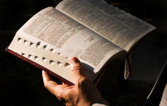 'Vulgaridade e violência': distrito dos EUA remove Bíblia de escolas