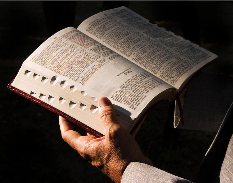 ‘Vulgaridade e violência’: distrito dos EUA remove Bíblia de escolas