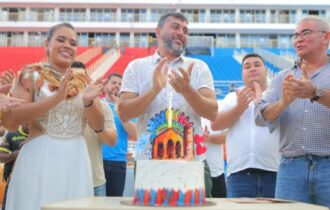 Wilson ganha 4 festas de aniversário e anuncia R$ 400 milhões para Parintins
