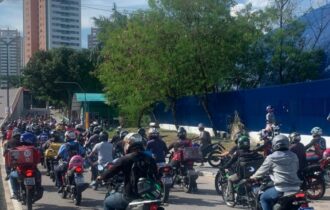 Motoboys fazem buzinaço contra declarações polêmicas de servidora da Semsa