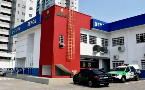 Avó é presa em Manaus por usar tábua com prego para bater na neta