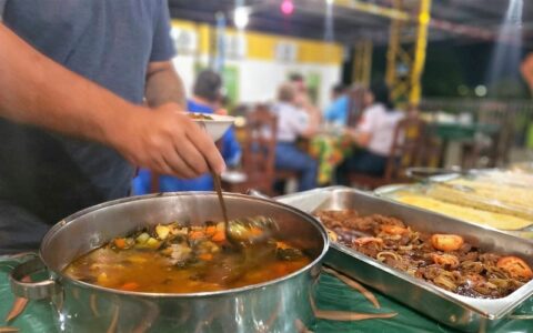 Comer bem e se hidratar evita perrengues durante o Festival de Parintins