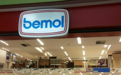 Assaltantes roubam celulares na Bemol e deixam clientes em pânico