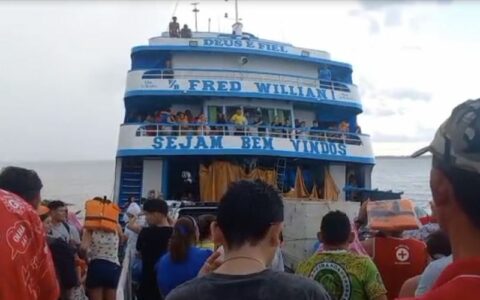 Acidente: barco que voltava de Parintins quase naufraga no AM