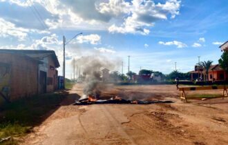 Moradores fecham ruas e ateiam fogo em pneus: 'prefeitura nos abandonou'