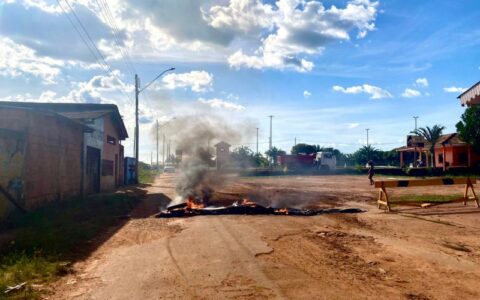 Moradores fecham ruas e ateiam fogo em pneus: 'prefeitura nos abandonou'