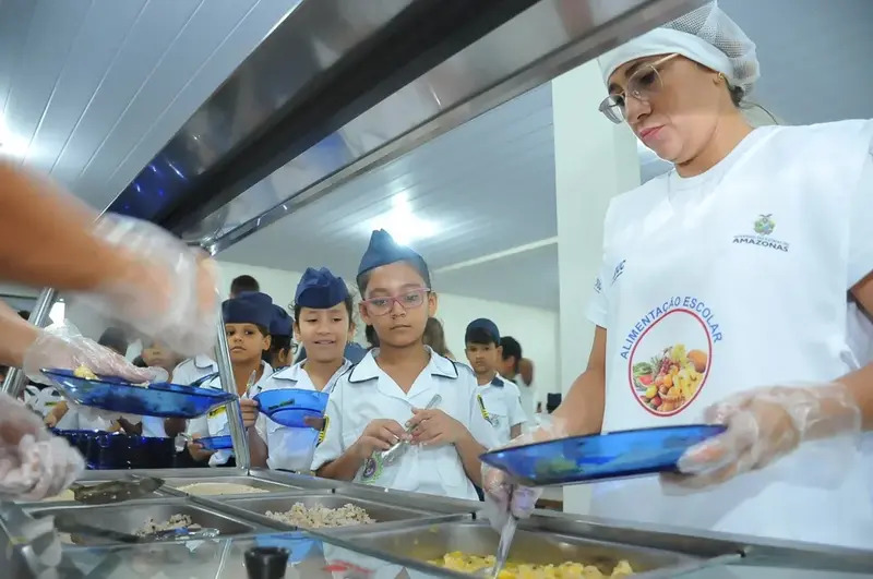 A oferta de salsichas, sucos artificiais e certos tipos de alimentos enlatados nas escolas públicas do Amazonas deve ter redução significativa após aprovação, na Assembleia Legislativa do Amazonas (Aleam), do PL 126/2023