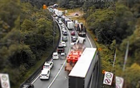 Vídeo: Carreta desgovernada atinge 15 veículos em rodovia