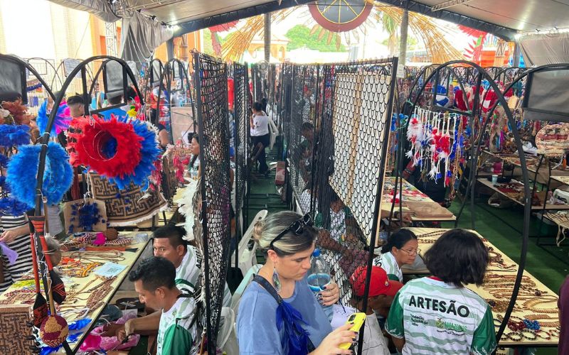 Artesanato indígena atrai torcedores dos bumbás e gera lucro