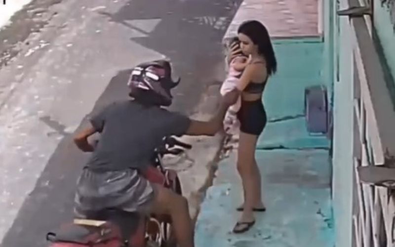 Vídeo: ladrão assalta mãe com criança no colo na zona Leste de Manaus