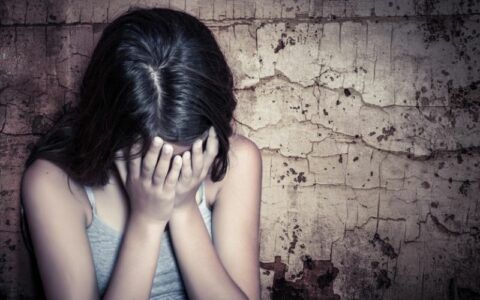 Idoso se filmava estuprando menina para depois assistir às cenas de sexo