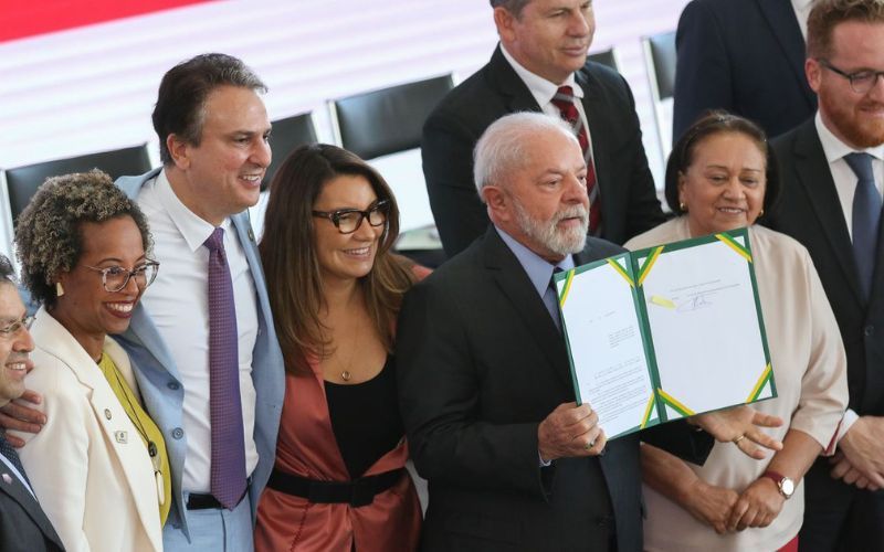 Lula assina lei que institui o Programa Escola em Tempo Integral