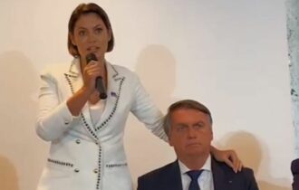Em reunião do PL, Bolsonaro chora com discurso de Michelle
