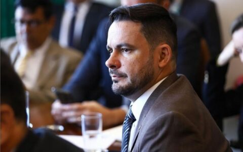 Alberto Neto é o único deputado do AM que votou contra a Reforma Tributária