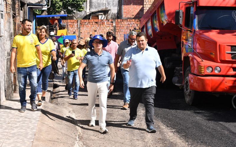 David quer acelerar o ‘Asfalta Manaus’ por ruas do Amazonino Mendes