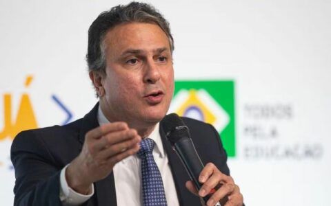 MEC vai retirar policiais e bombeiros do comando de escolas no país