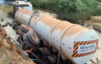 Carreta tomba e depeja 15 mil litros de diesel no Rio Aripuanã