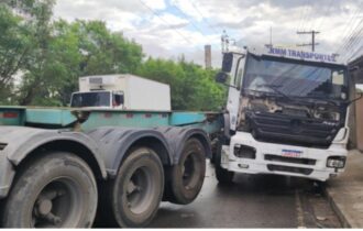 Motorista fica ferido após perder direção e caminhão invadir calçada em Manaus