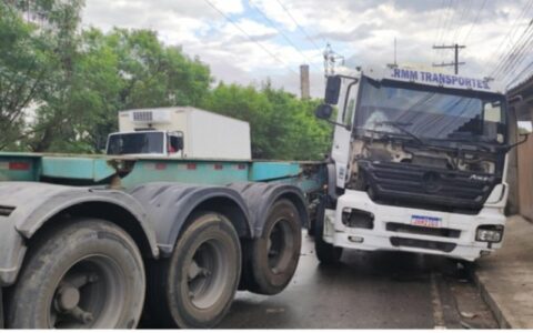 Motorista fica ferido após perder direção e caminhão invadir calçada em Manaus