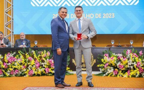 David Almeida recebe moeda comemorativa dos 131 anos do MPE