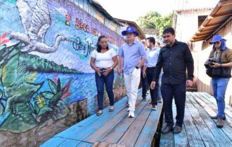 David conhece estrutura de projeto pioneiro em área de palafitas de Manaus