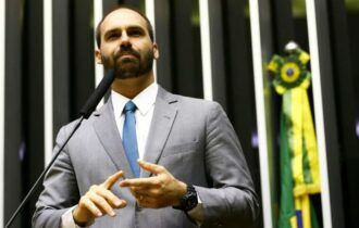 Professora pede abertura de investigação contra Eduardo Bolsonaro